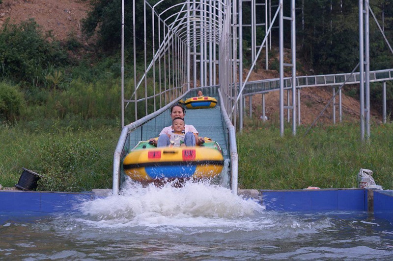 玻璃棧道將湖光山色盡收眼底